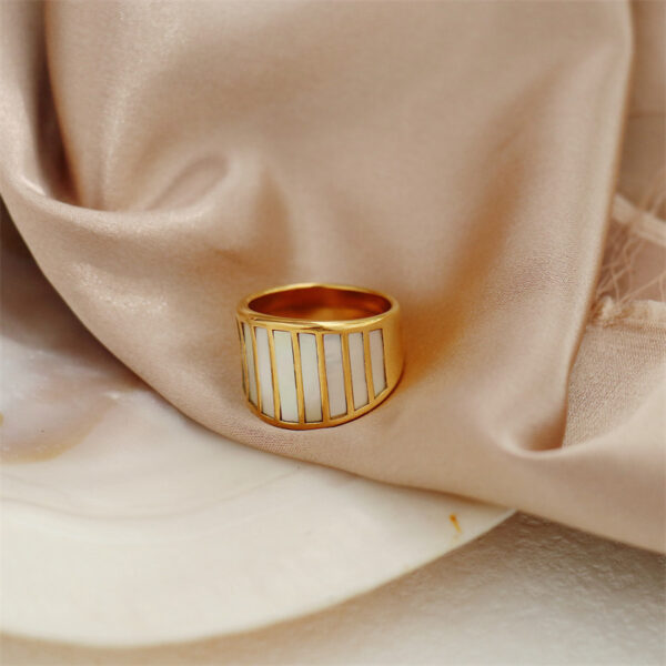 Women's Fashion Personality Retro White Fritillary Ring - Image 4