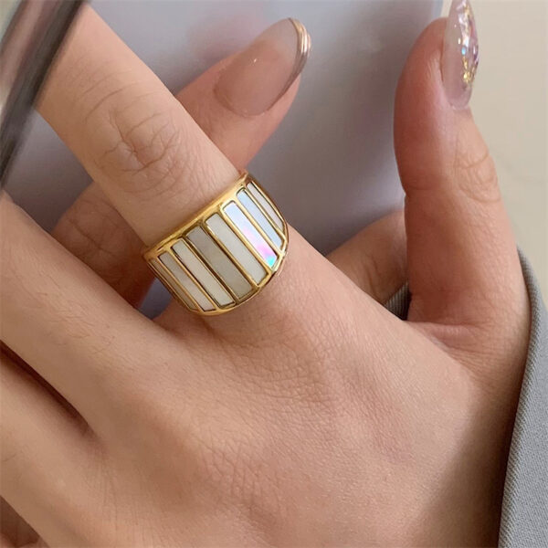 Women's Fashion Personality Retro White Fritillary Ring - Image 2